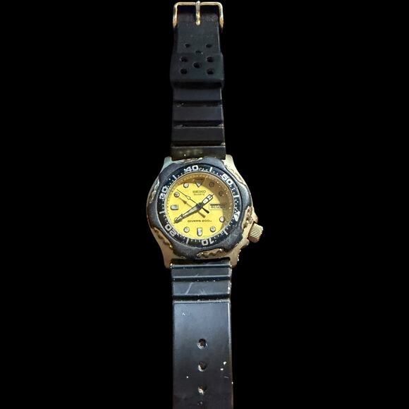 SEIKO Quartz Diver 200m Yellow Dial Gold Tone Case Black Rubber Strap Watch main image 4